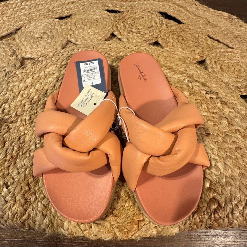 ✨ NWT Universal Thread Puffy Twist Slides ✨